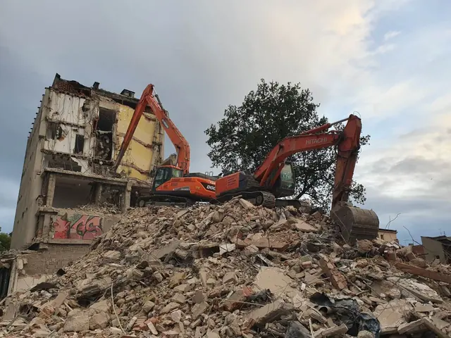 Wyburzanie budynku sprzętem Jaw Trans