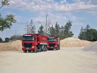 Dwie czerwone ciężarówki DAF
