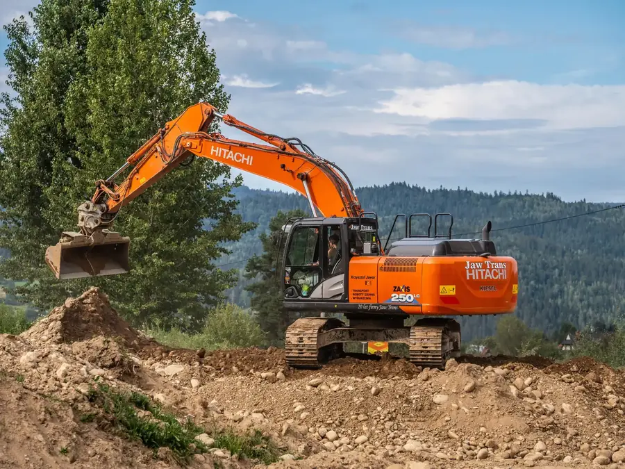 Koparka Hitachi w trakcie pracy na budowie