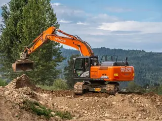 Koparka Hitachi w trakcie pracy