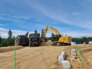 Koparka CAT ładująca żwir na ciężarówki