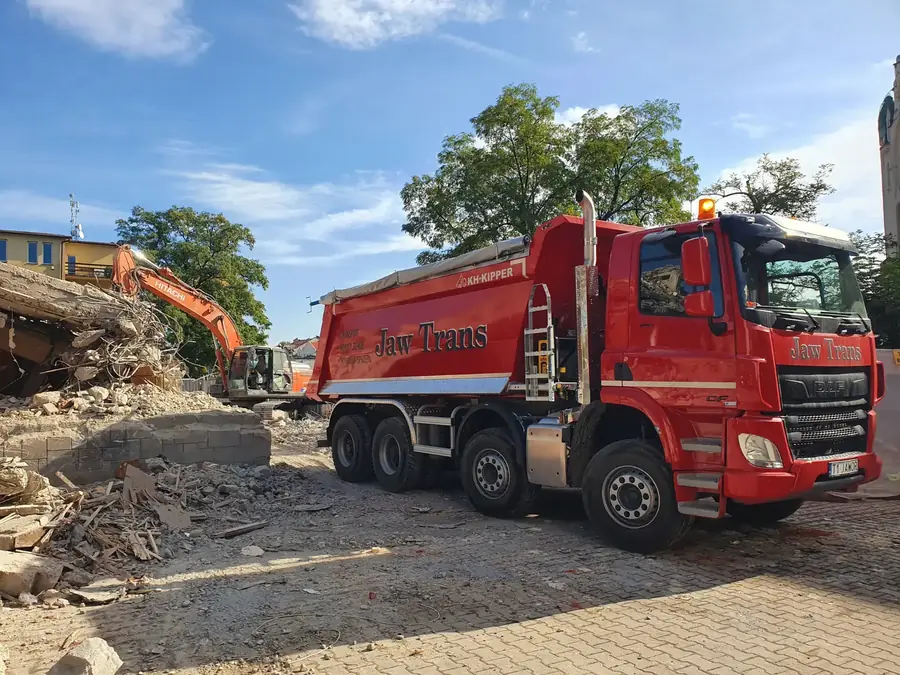Pojazdy Jaw Trans w trakcie wyburzania budynku