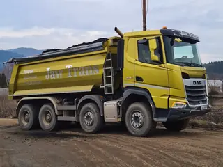 Żółta ciężarówka DAF