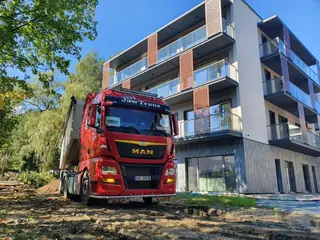 Ciężarówka MAN zaparkowana przy budynku