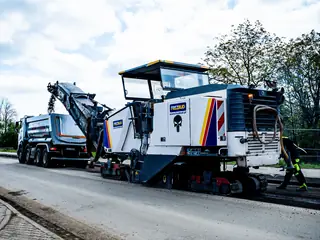 Maszyna do frezowania asfaltu usuwa starą nawierzchnię drogi