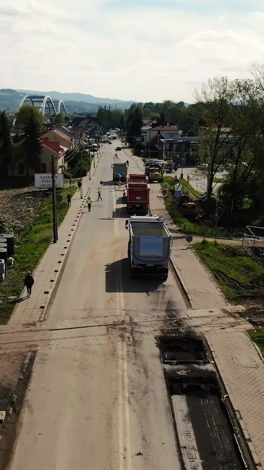 Kadr z filmu — koparka Hitachi przed siedzibą firmy
